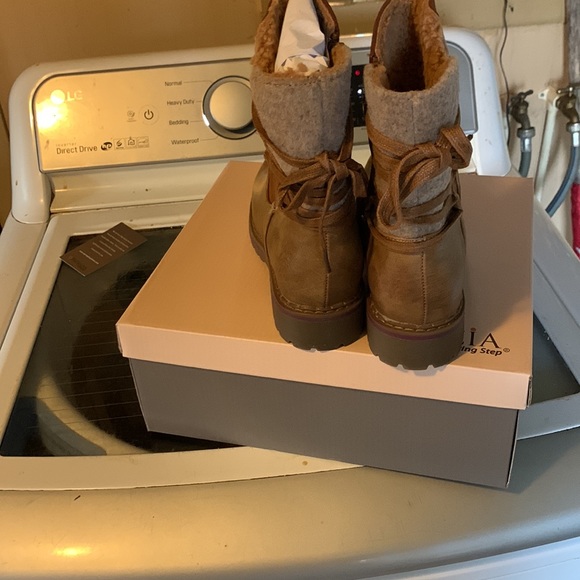 Super Cute Laced Ankle Boots - Picture 2 of 8